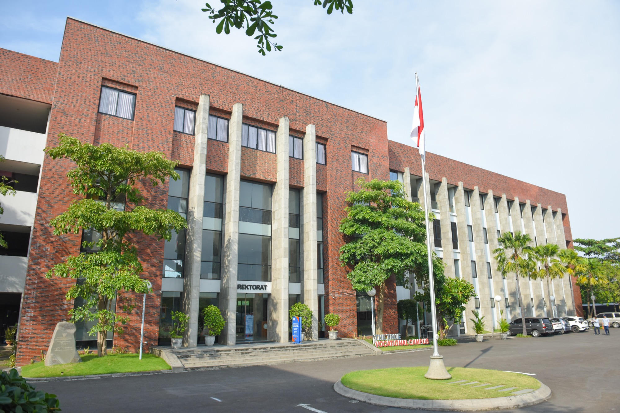SUSTAINABILITAS — Universitas Harkat Negeri campus building